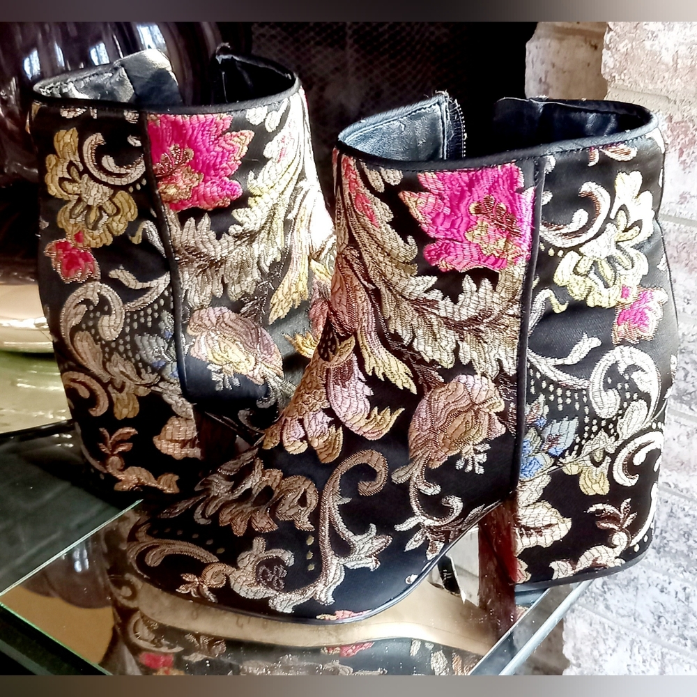 Baroc Floral Booties.Gorgeóus!!